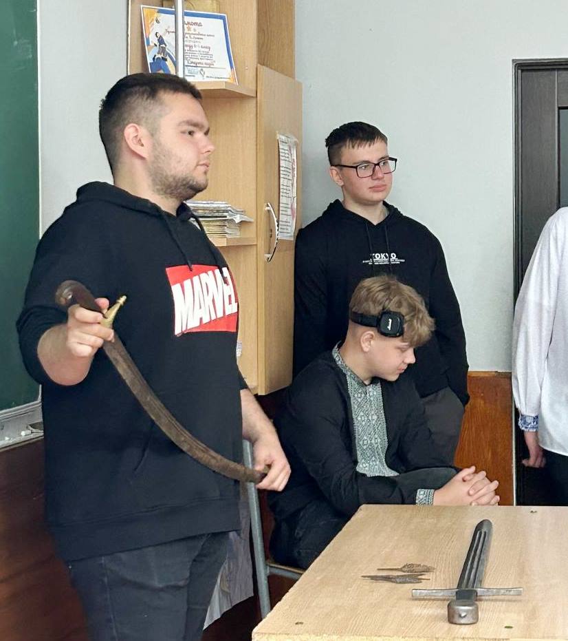  Березюк Руслан демонструє учням шаблю (1).jpg